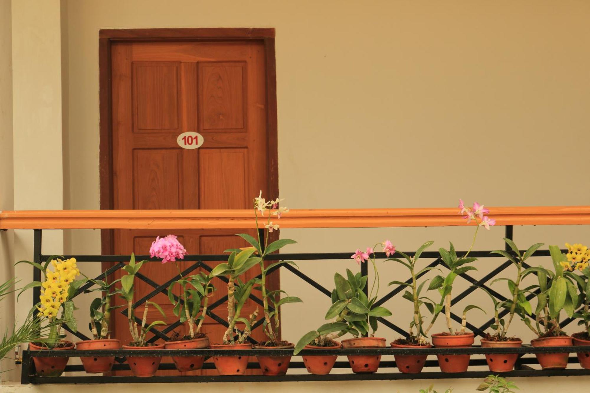 Golden Lotus Inle Hotel Nyaung Shwe Exterior foto