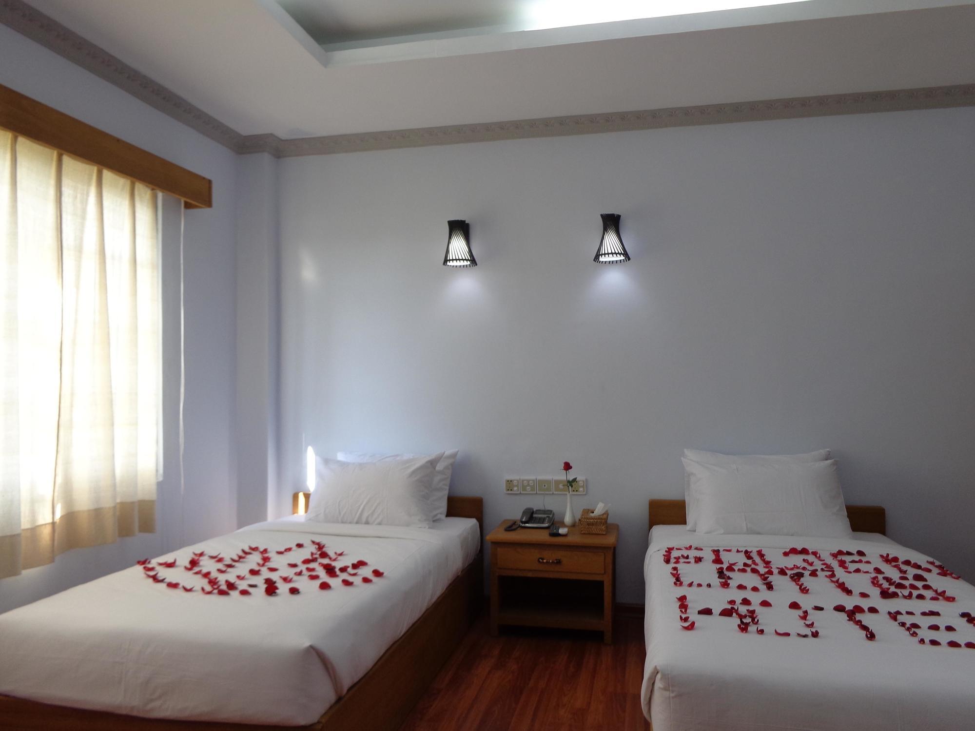 Golden Lotus Inle Hotel Nyaung Shwe Exterior foto